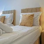 Dioro Luxury - Free Garage Parking - 3 Separate Bdr - 2bathr - Ac - Self Check-in *
