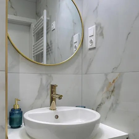 Dioro Luxury - Free Garage Parking - 3 Separate Bdr - 2bathr - Ac - Self Check-in *