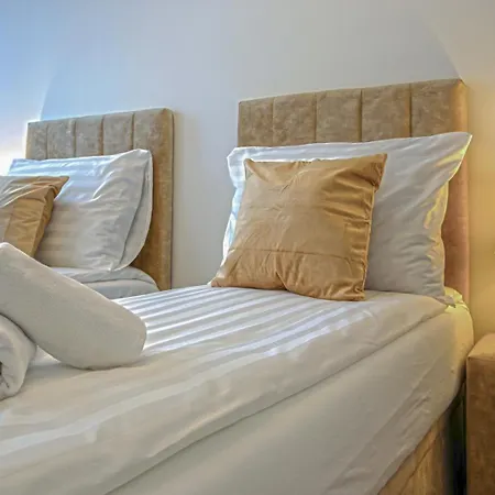 Dioro Luxury - Free Garage Parking - 3 Separate Bdr - 2bathr - Ac - Self Check-in *